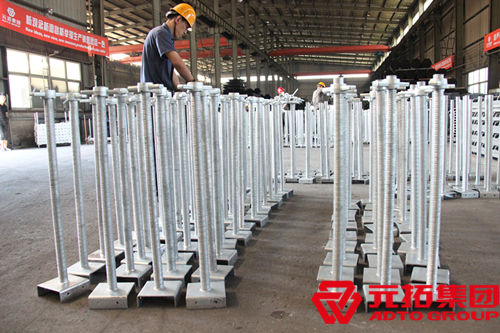 建筑絲桿用于工程施工、橋梁施工,和碗扣式腳手架、扣件式鋼管腳手架等配合使用。起到上頂、下托的作用。各地叫法不同,規(guī)范名稱應(yīng)為:可調(diào)底座、可調(diào)頂托。通俗名稱:絲桿、建筑絲桿、U型托、絲杠上節(jié)、絲杠下節(jié)、托撐、油托、頂托等等。四川可調(diào)絲桿規(guī)格有哪些呢?