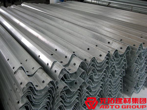 貴州盤山公路波形護欄板批發去哪里？