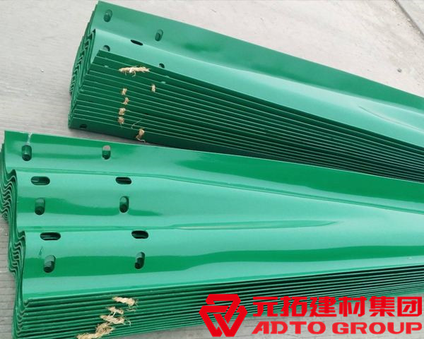 貴州盤山公路護(hù)欄板多少錢一公里？