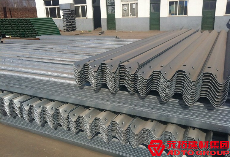 高速公路護欄板與鄉村公路護欄板價格上的差異