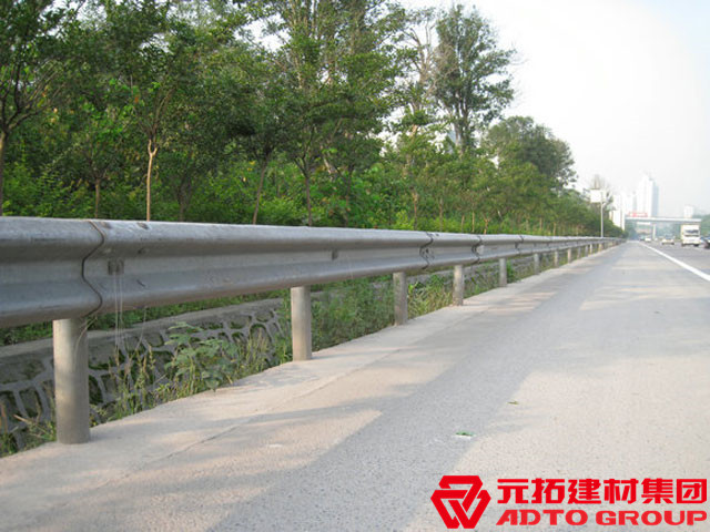 熱鍍鋅高速公路護(hù)欄板為什么能夠防腐不銹?