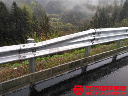 貴陽高速公路護欄板在高速公路上起什么作用？