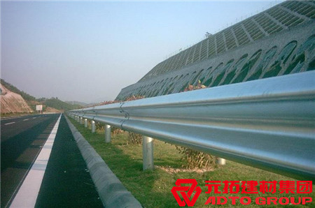 高速公路護(hù)欄板的特點(diǎn)有哪些