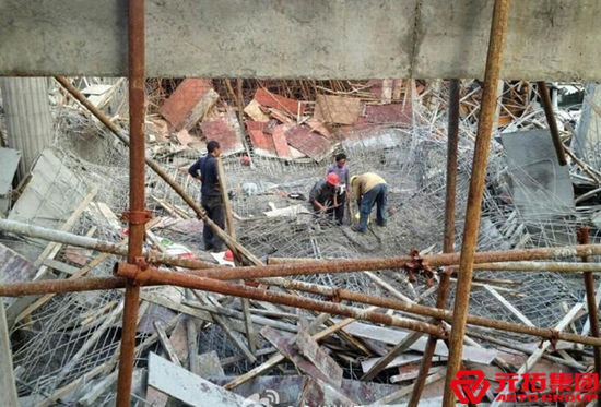 永州藍山一在建村綜合大樓腳手架垮塌 2人被埋1人受傷