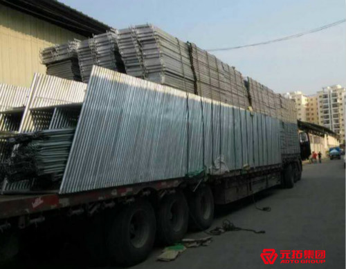 湖南高橋大市場(chǎng)現(xiàn)代商貿(mào)城采購的門式腳手架裝車圖片