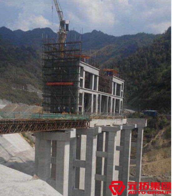 西寧市城西區同仁路南口的萬興大廈高層外墻施工腳手架意外倒塌