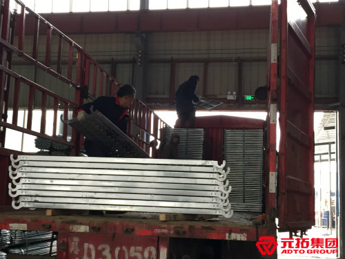 申遠己內酰胺項目鋼跳板裝車發貨